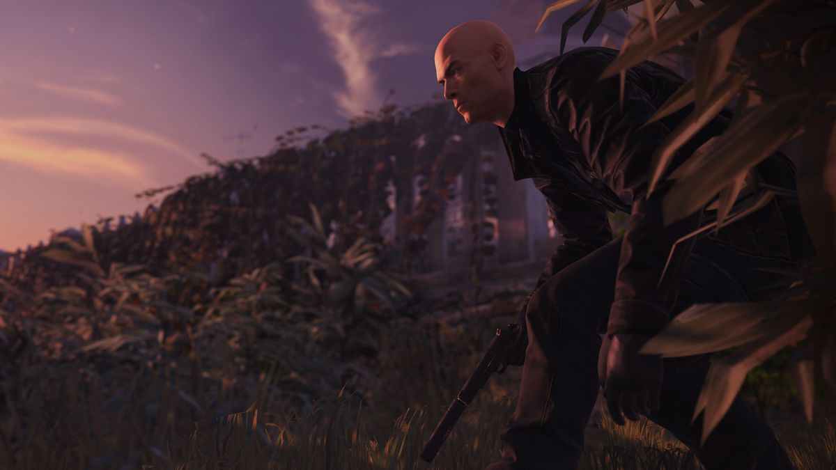 Hitman 2 - Agent 47 crouched near bushes