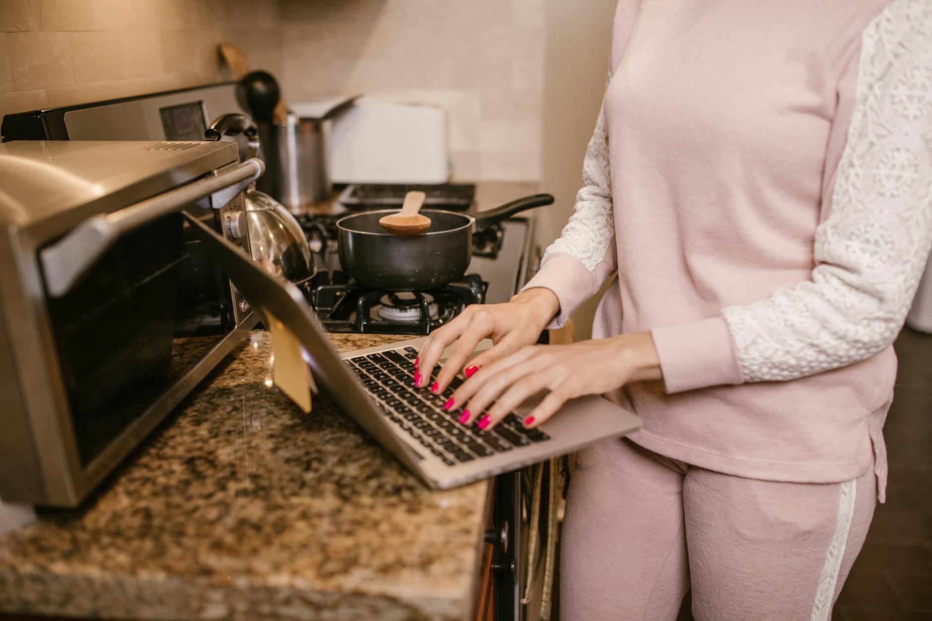 Smart home entertainment system with gaming and streaming capabilities