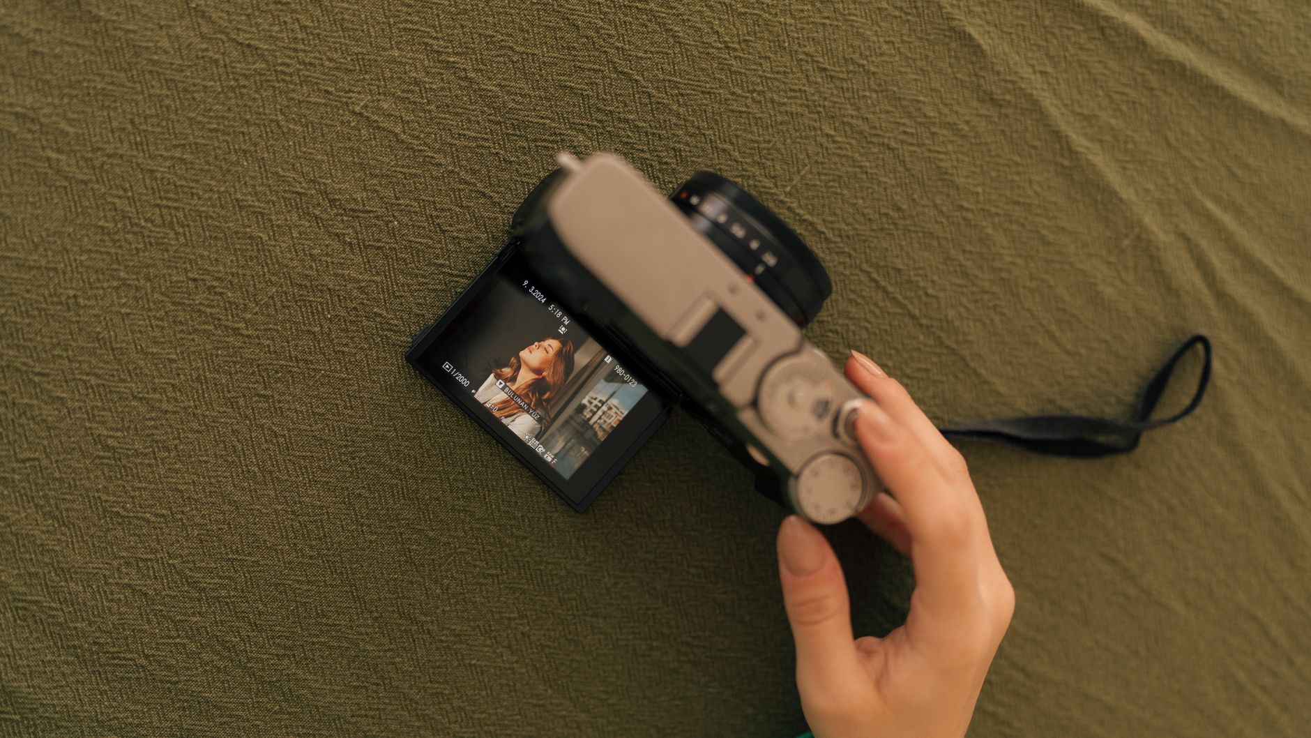 Close-up of a camera viewfinder, representing the photo mode feature missing from Donkey Kong Bananza