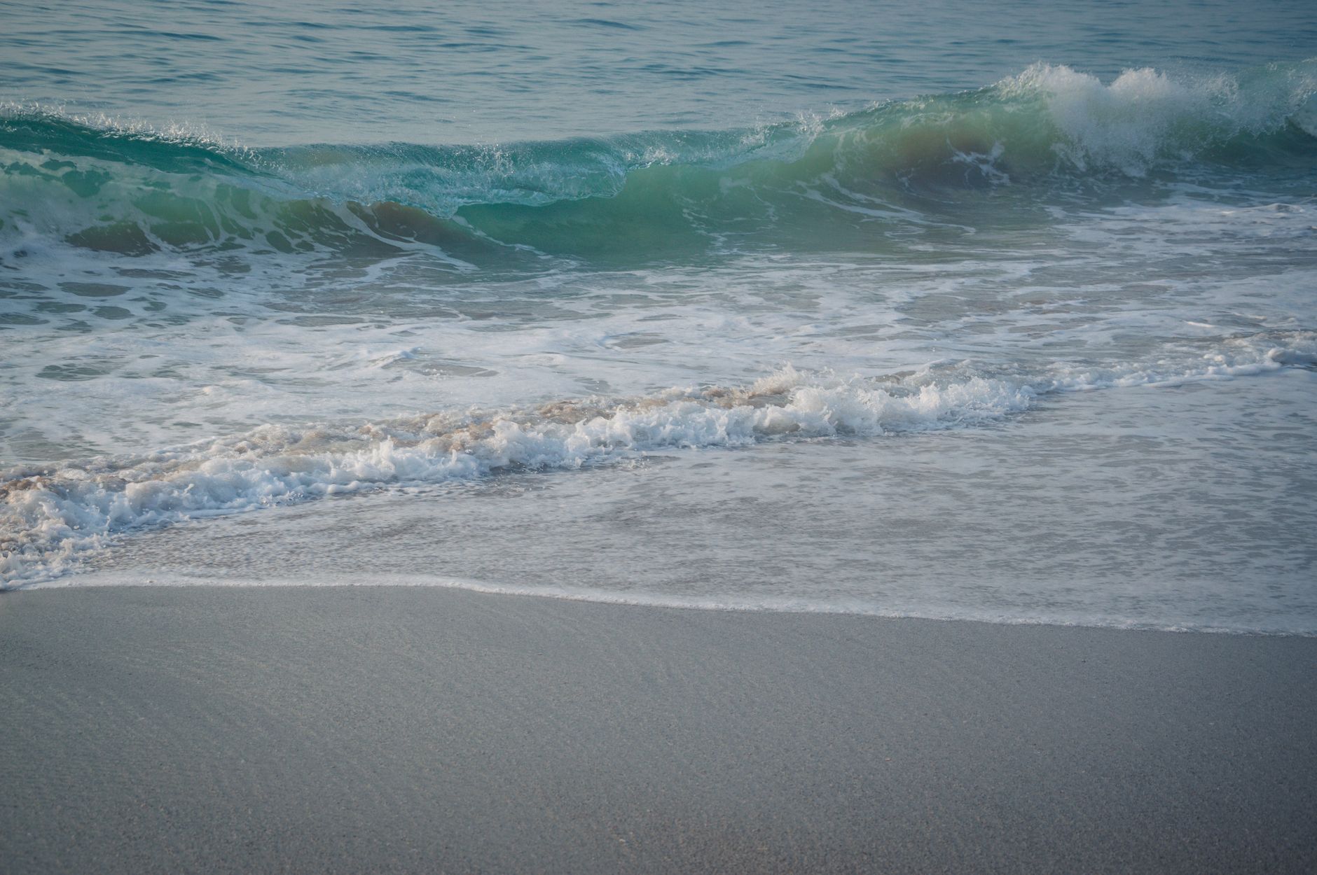 Tropical beach with rolling waves, representing the surfboard mechanic missing from Donkey Kong Bananza