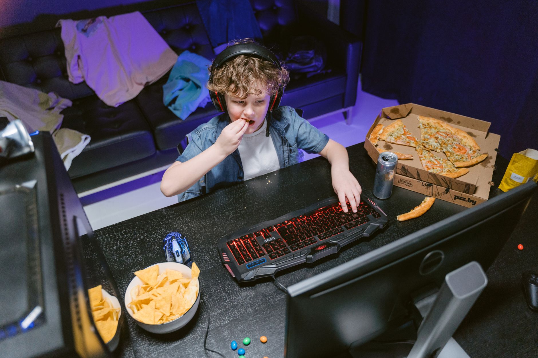 A young player focused on a gaming screen, representing new players navigating an unfamiliar game without tutorial guidance